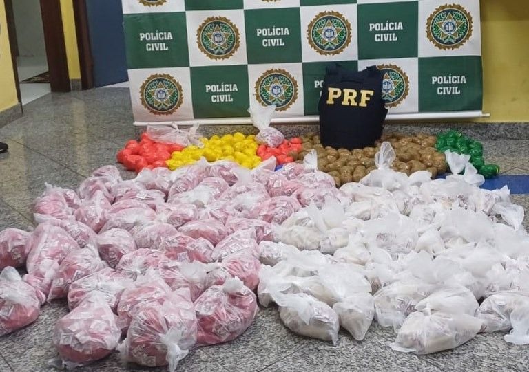 PRF apreende mais de 20 mil ‘sacolés’ de cocaína no RJ