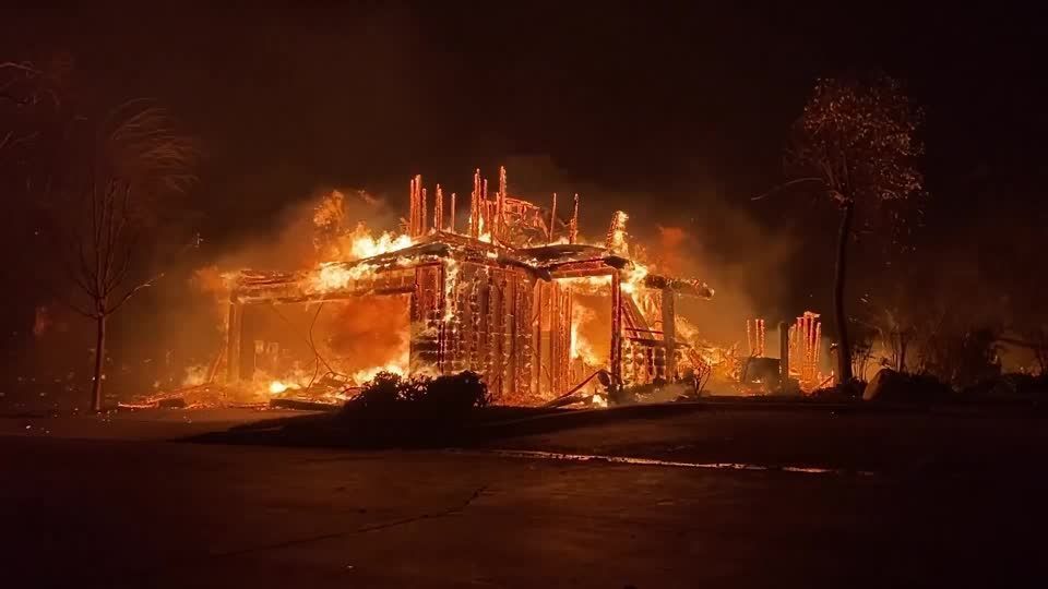 Celebridades deixam mansões em meio a incêndio florestal na Califórnia