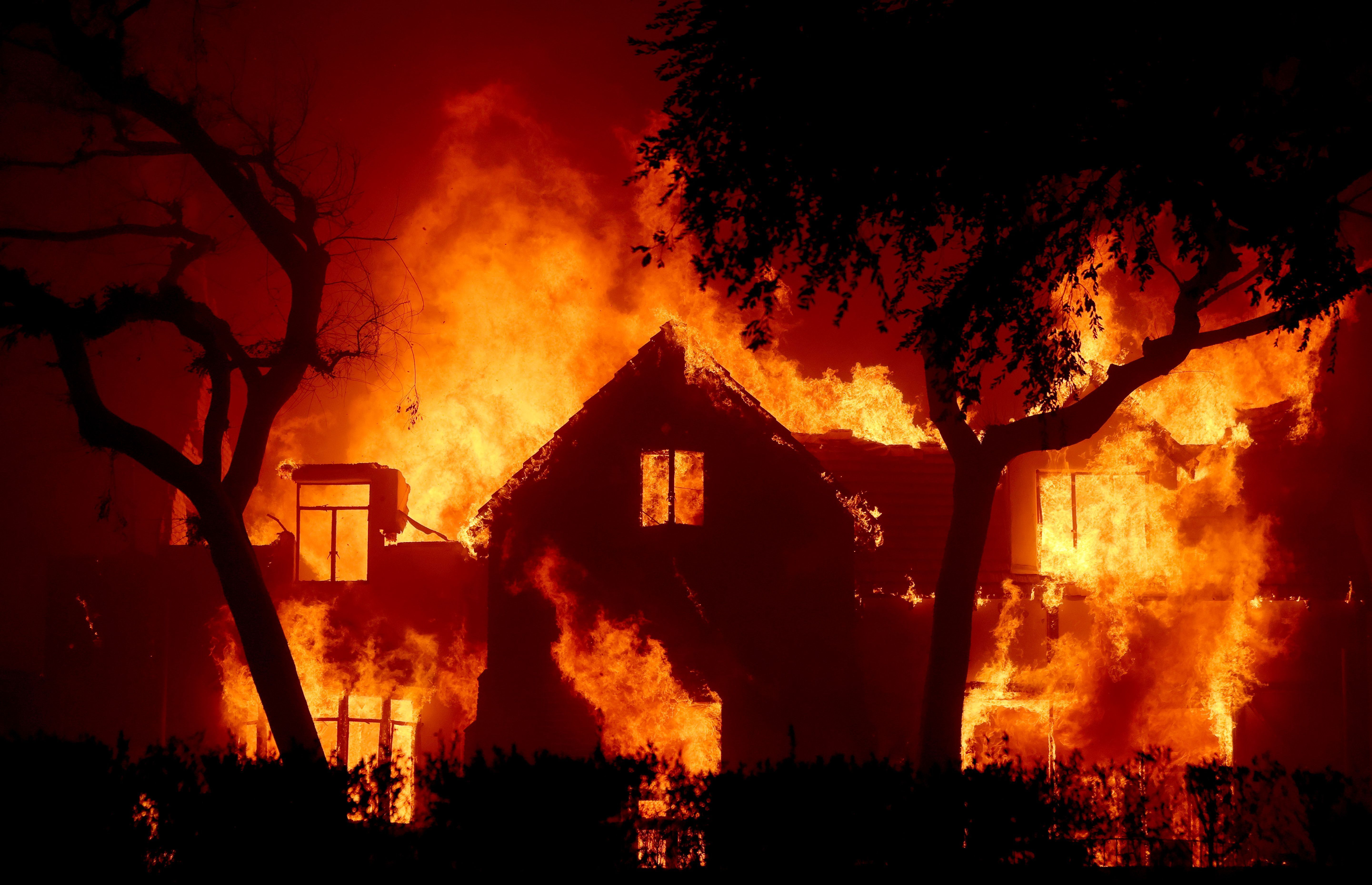 Incêndio fora de controle destrói casas em Los Angeles