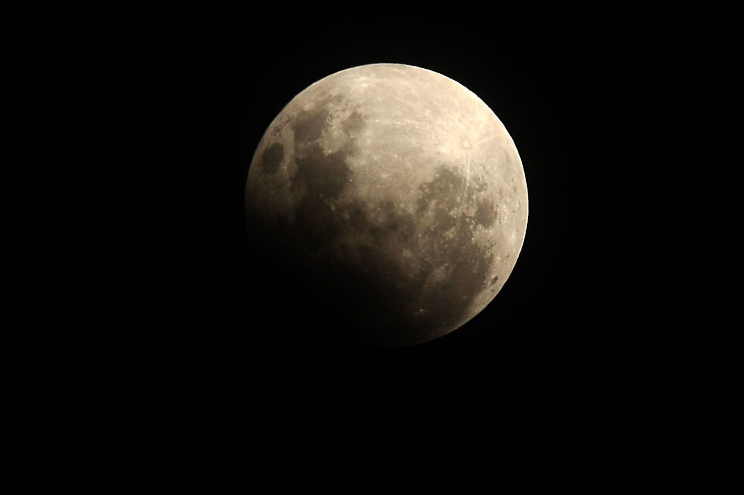 Como observar o eclipse total lunar desta sexta (14)?