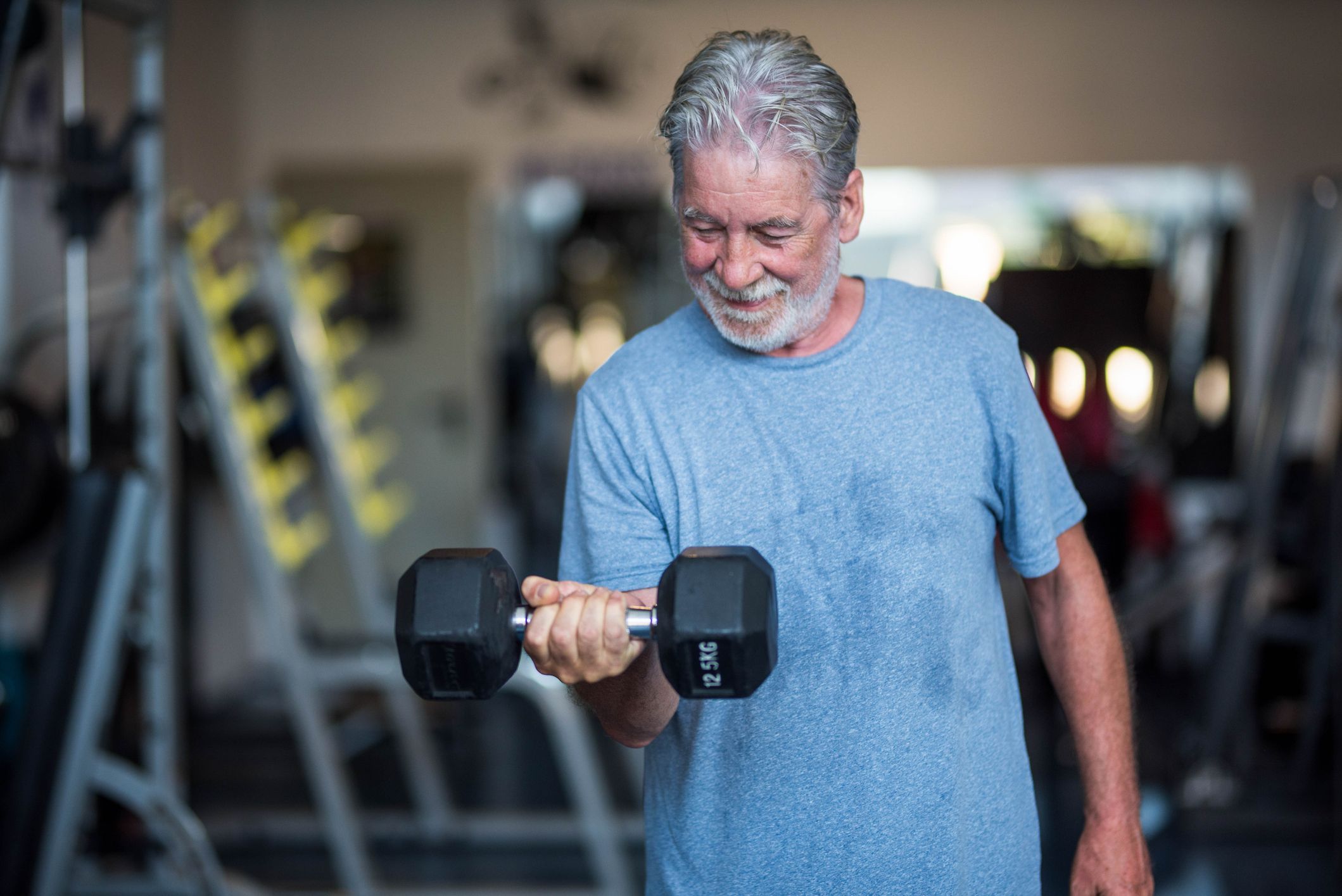 Musculação protege o cérebro de idosos contra demência, sugere estudo