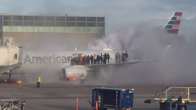 EUA: Avião da American Airlines pega fogo em aeroporto em Denver