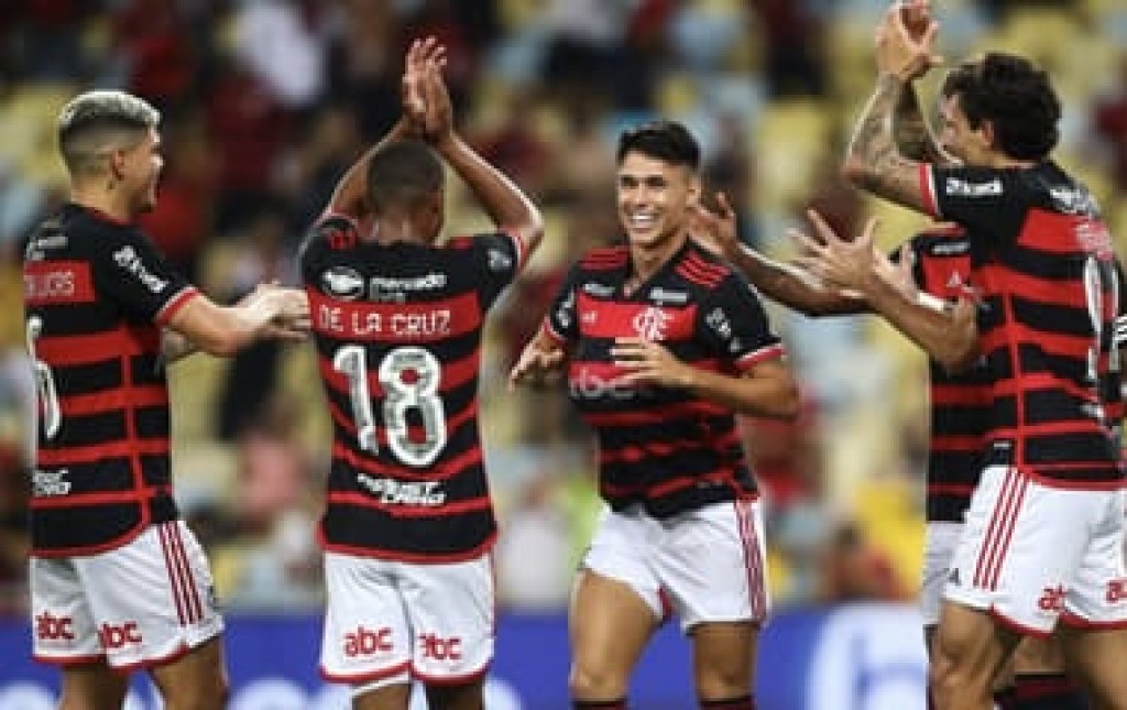 Flamengo vence o São Paulo e é líder do Brasileirão